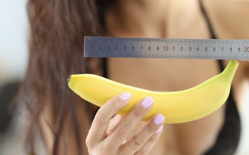 mujer midiendo un plátano